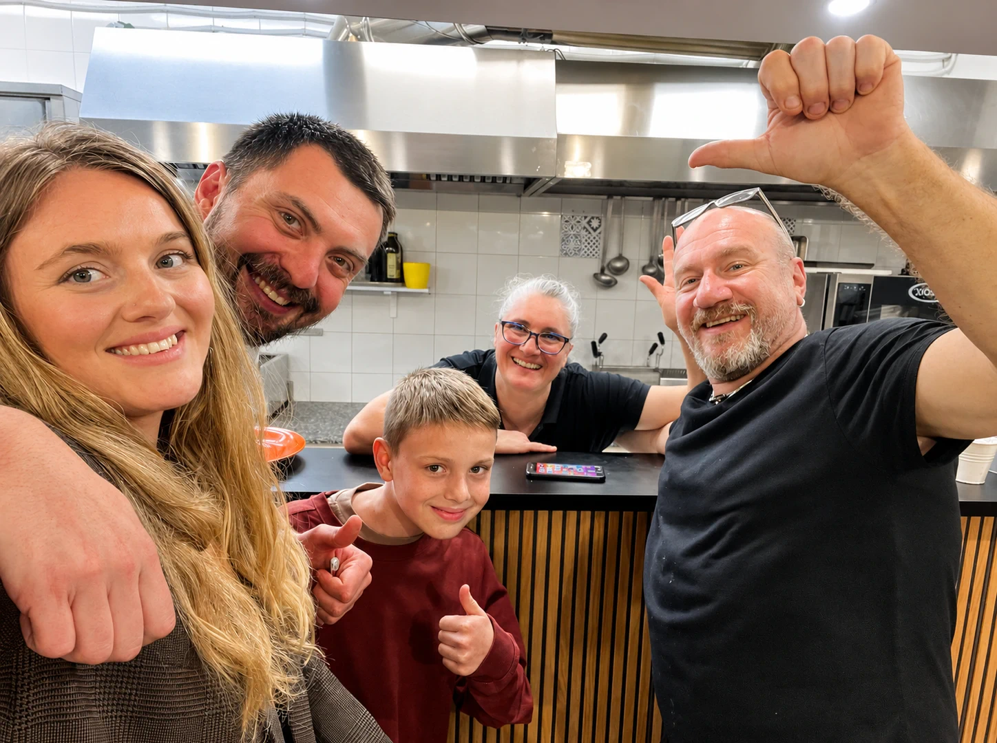 Luca, Tiziana e i ragazzi in cucina